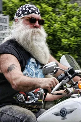 Дед Мороз-байкер. Сказочные персонажи на мотоцикле поздравили горожан с  наступающим праздником | Телеканал Санкт-Петербург