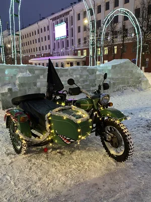 Новогодние истории из Ижевска: Дед Мороз со Снегурочкой разъезжают на  мотоцикле и дарят горожанам конфеты - KP.RU