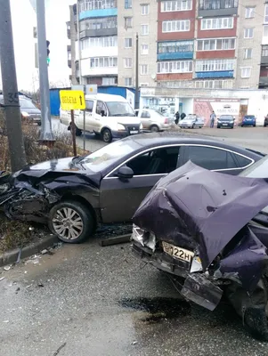 В Минске 84-летний пенсионер перепутал педали, помял две машины и ушел с  места ДТП