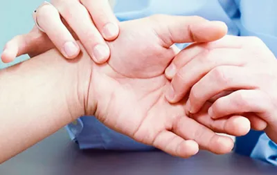 Фотография деформации пальцев рук в макро