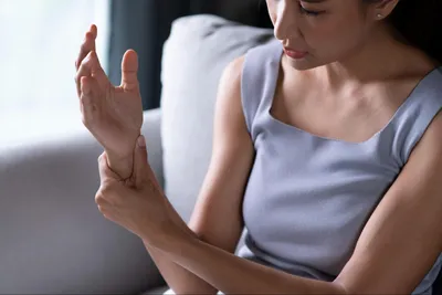 Изображение деформации суставов пальцев рук для диагностики