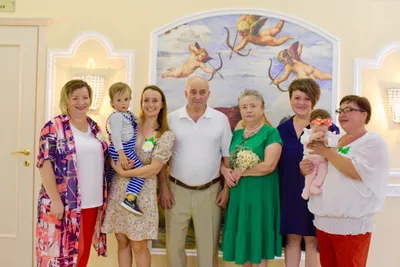 Белорусский блогер Влад Кобяков оригинально поздравил свою жену, которая  старше его на 15 лет - KP.RU