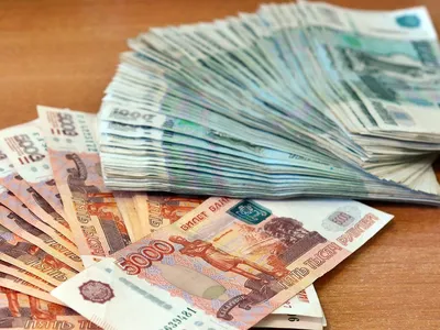 Денежные рубли в руках: изображение в формате JPG
