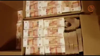 Изображение денег в руках на кожаном столе