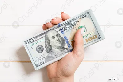 Фотография рук, которые держат деньги