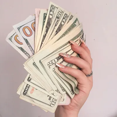Фотография денег в руках женщины