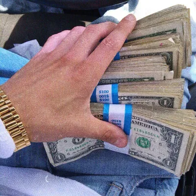 Руки, держащие деньги: изображение в формате JPG
