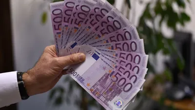 Много разбросанных пачек денег евро — Картинки и авы