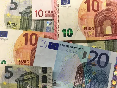 Сохранение Евро, Деньги В Стеклянной Банке Стоковые Фотографии | FreeImages