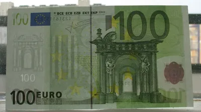 Пачка Евро Деньги В Женской Руке — стоковые фотографии и другие картинки  500 - 500, Банк, Банковское дело - iStock