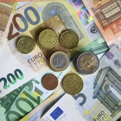 Закрыть бумажные деньги евро в мешке на столе стоковое фото  ©Syda_Productions 83691568