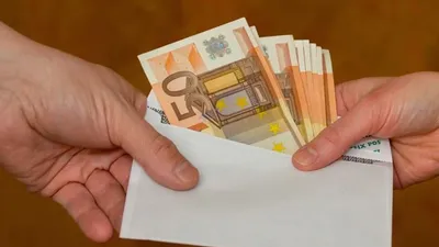деньги евро в крошечном старом кожаном кошельке Фото Фон И картинка для  бесплатной загрузки - Pngtree
