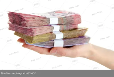 Фотография рук, держащих доллары на фоне города