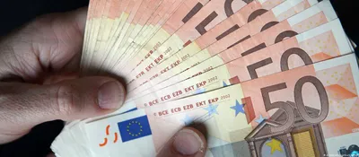 Руки, держащие евро: фото для рекламы