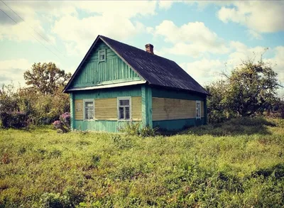 Старинный нежилой русский, деревенский дом с деревянным забором, в летний  солнечный день. Stock Photo | Adobe Stock