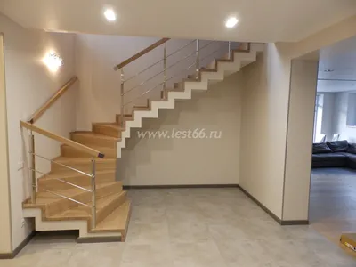 Двухцветная деревянная лестница с площадкой ЛС-1228 - купить в Москве, цена  от 550000 руб.