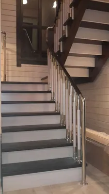 Двухцветная лестница на второй этаж из ясеня | Лестницы от души
