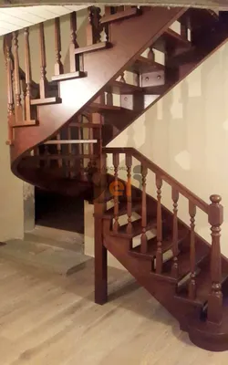 Деревянная лестница в доме на второй этаж