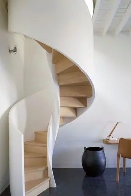 Деревянная буковая винтовая лестница с поворотом на 180 градусов | YETI  Лестницы
