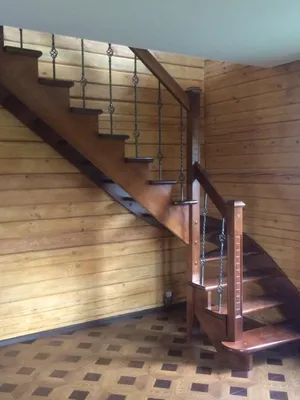 Деревянная лестница с ковкой - изготовление лестницы из дерева с коваными  балясинами в дом на заказ, цены в Москве