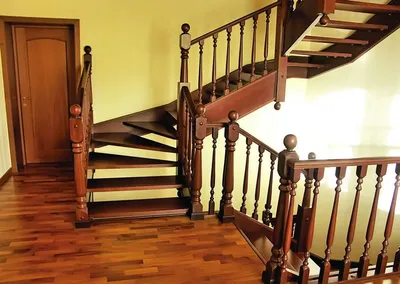 Деревянная лестница в доме со стеклянными ограждениями | Лестницы от души