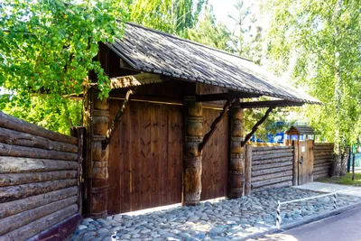 Деревянные ворота сада стоковое фото. изображение насчитывающей дом -  193623990