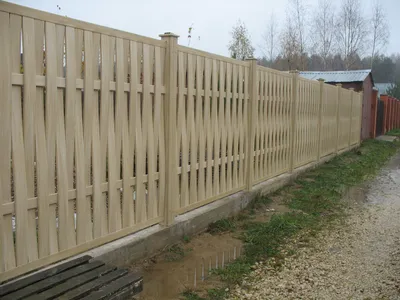 Забор из деревянного штакетника: виды, материалы, типы установки и  преимущества - Ворота и забор