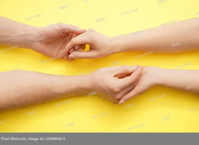 Изображение рук, сжимающихся в знак дружбы