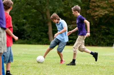 Дети Играют В Футбол Ребенок На Футбольном Поле — стоковые фотографии и  другие картинки Футбол - Футбол, Футбольный мяч, Мальчики - iStock