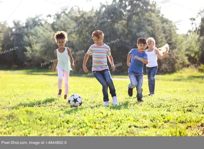 Дети играют в футбол летом редакционное стоковое изображение. изображение  насчитывающей лига - 162061164