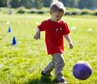 Дети играют в футбол» — создано в Шедевруме