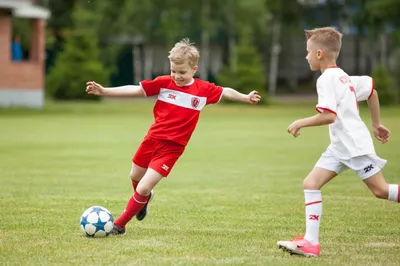 Дети Играют В Футбол Во Дворе Стоковые Фотографии | FreeImages