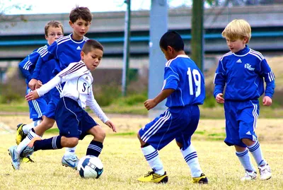 Раскраски лет, Раскраска дети играют в футбол Лето.