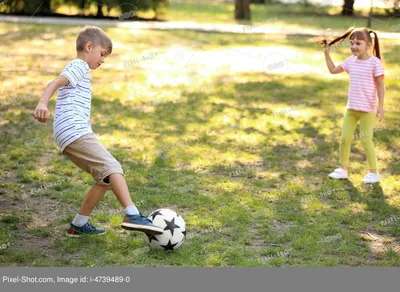 Маленькие Дети Играют Футбол Открытом Воздухе Векторное изображение  ©yusufdemirci 324033846