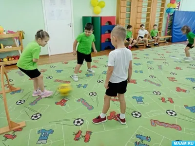 Дети Играют В Футбол — стоковая векторная графика и другие изображения на  тему Футбол - Футбол, Девочки, Футбольный мяч - iStock