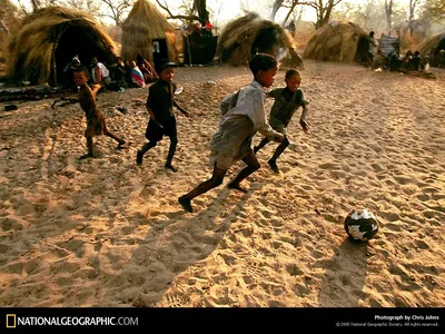 Симпатичные маленькие дети играют в футбол на открытом воздухе :: Стоковая  фотография :: Pixel-Shot Studio