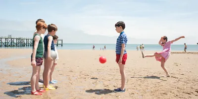 Счастливые Маленькие Дети Играют Большой Красочный Мяч — стоковая векторная  графика и другие изображения на тему Активный образ жизни - iStock