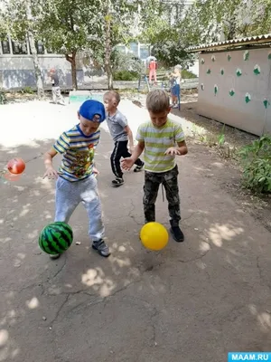 Раскраски дети, Раскраска Дети играют в мяч Люди.