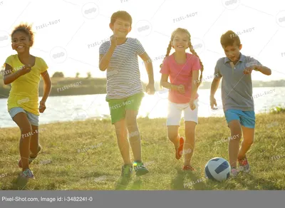 Рисунки детей играющих в футбол - 42 фото