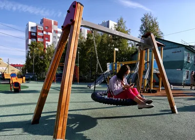 Изображение: Беспечное время на детской площадке в городском парке