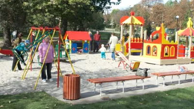 Фотография: Детские игры на детской площадке в пригороде