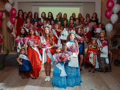 В Новосибирске девочку из детского дома удочерили во время конкурса красоты  - KP.RU