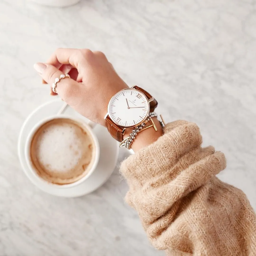 Нежно 1 час. Красивые часы. Кофе рука с часами. Чашка кофе в женских руках. Красивые нежные женские часы на руке.