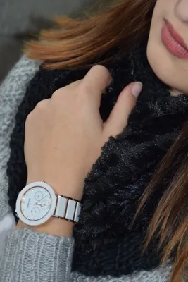 Красивые руки и дизайнерские часы
