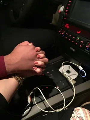 Парень и девушка в машине: держатся за руки и обнимаются (без лица) — 24 |  Любовь, Семья, Отношения | Постила