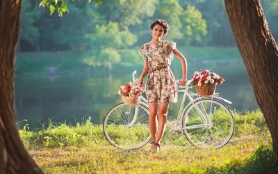 Девушка на велосипеде, отбрасывает …» — создано в Шедевруме