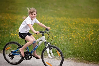 Девушка на велосипеде на поле Стоковое Изображение - изображение  насчитывающей персона, задействовать: 75778717