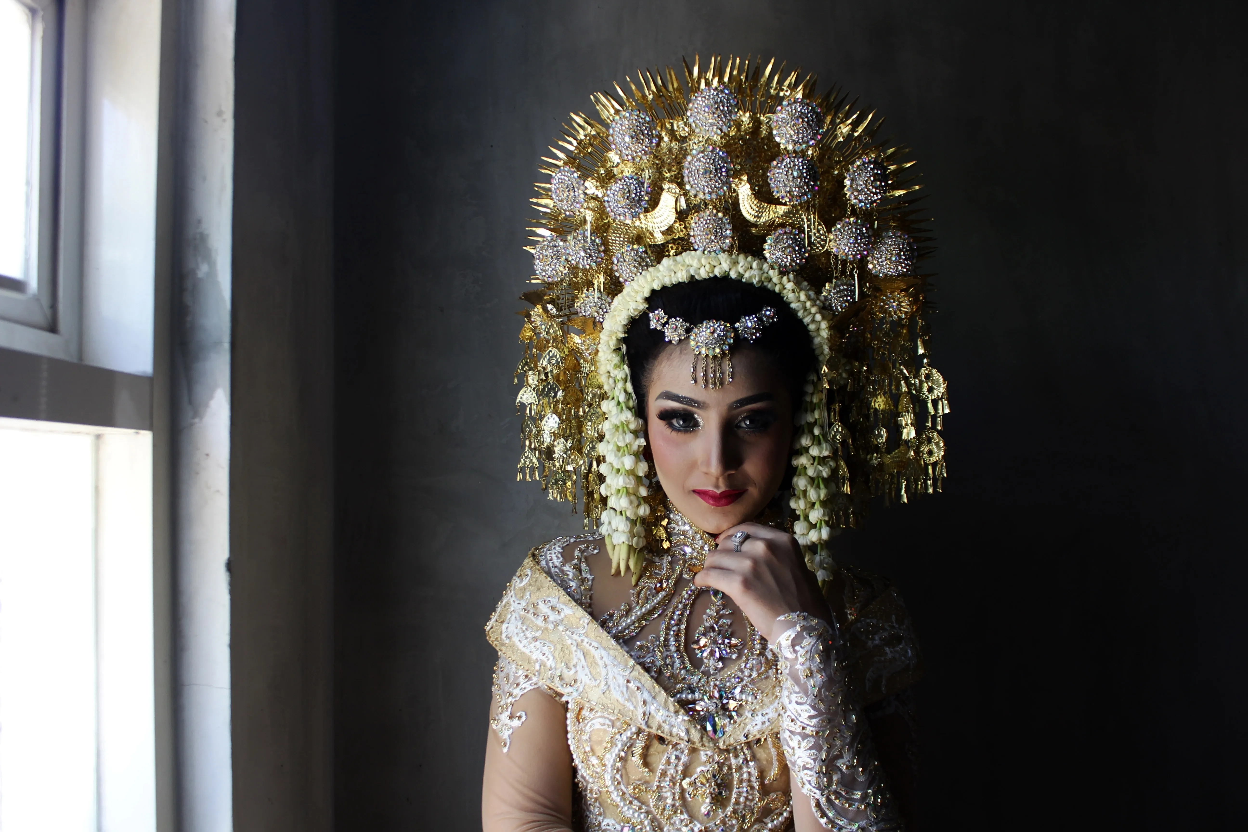 Wearing gold. Девушка в короне. Туркменская девушка с короной. Девочка с короной в золотом платье. Шаблоны девуш Малазийская невеств в золотом головном уборе фотоа.