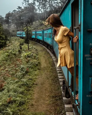 Девушка в поезде картинка фото