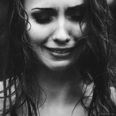 Девушка плачет, слезы льют из двух…» — создано в Шедевруме